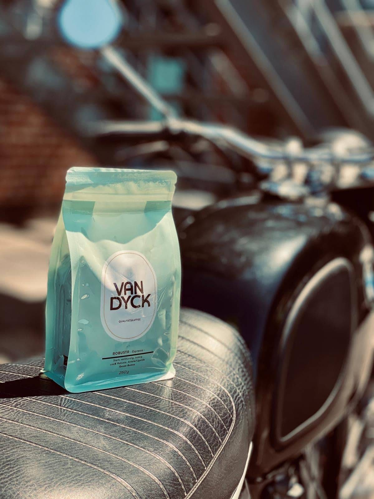 Ein Kaffeebeutel auf einem Motorrad