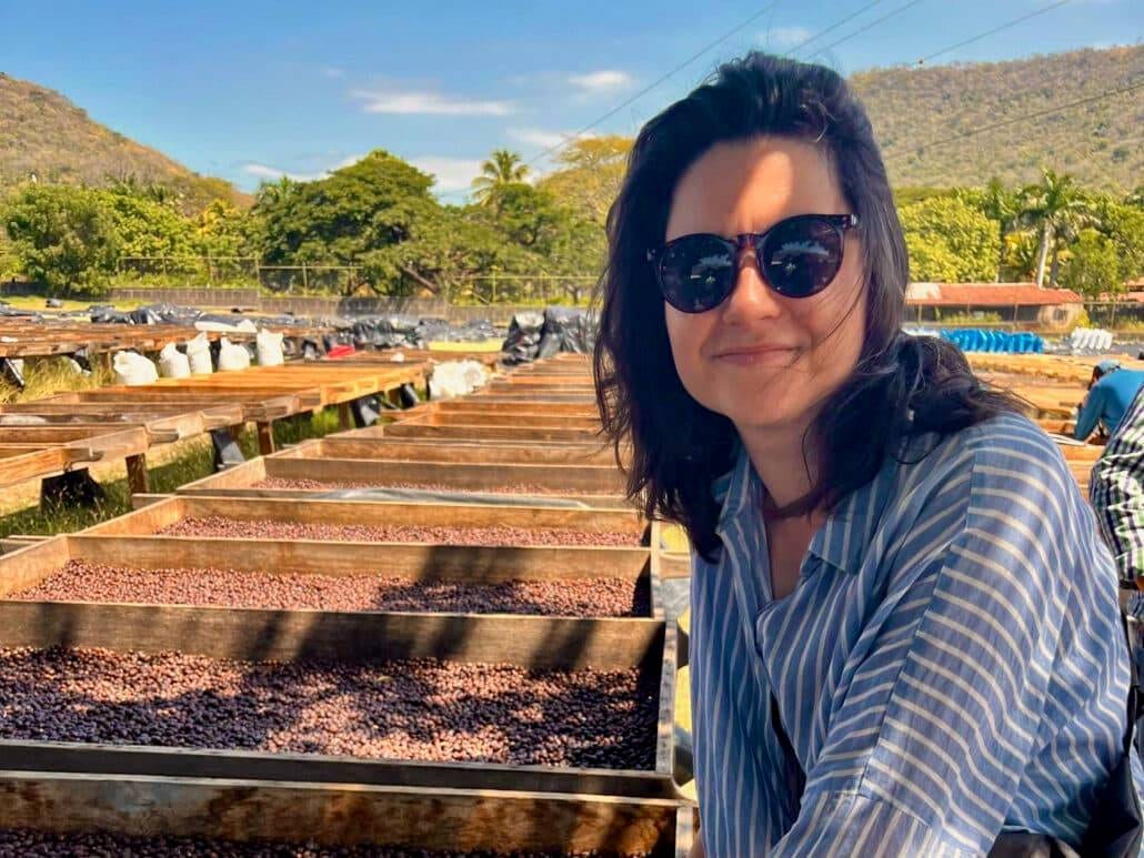 Unsere Rösterin Albina posiert auf einer Kaffeeplantage in Nicaragua