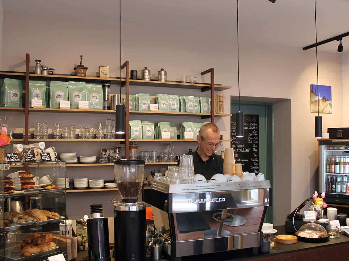 Ein Mitarbeiter von Presswerk bereitet Kaffee an der Siebträgermaschine zu