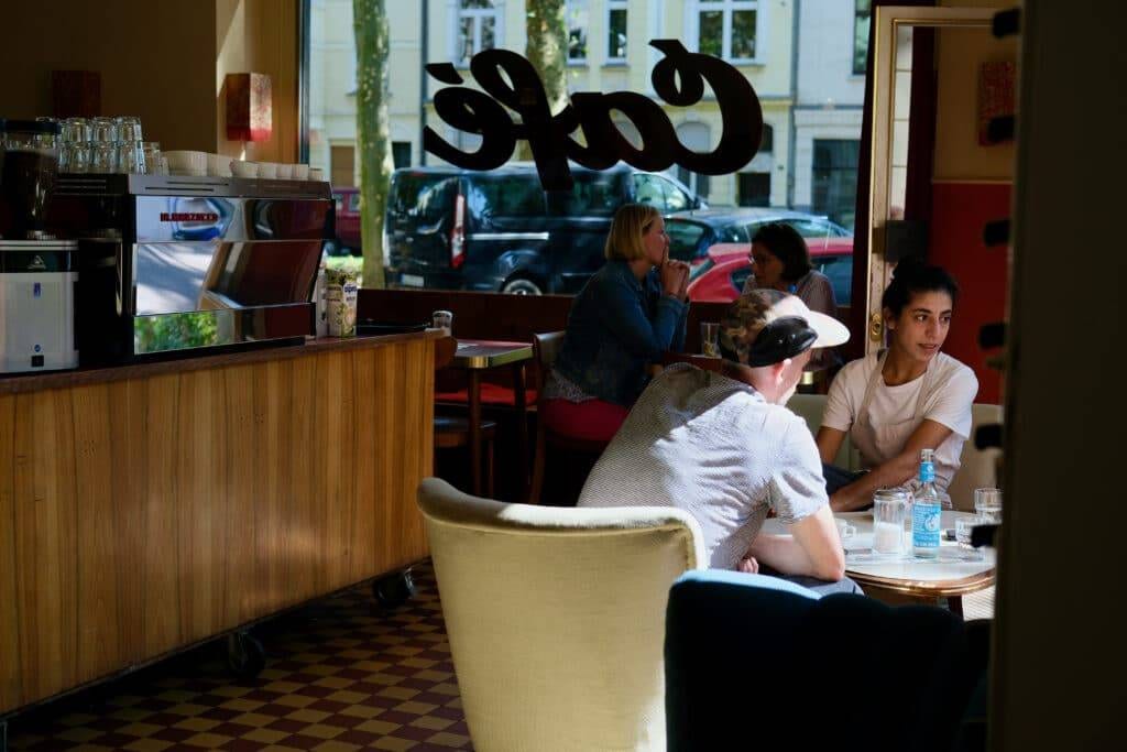Café Franck, Gäste sitzen im Café