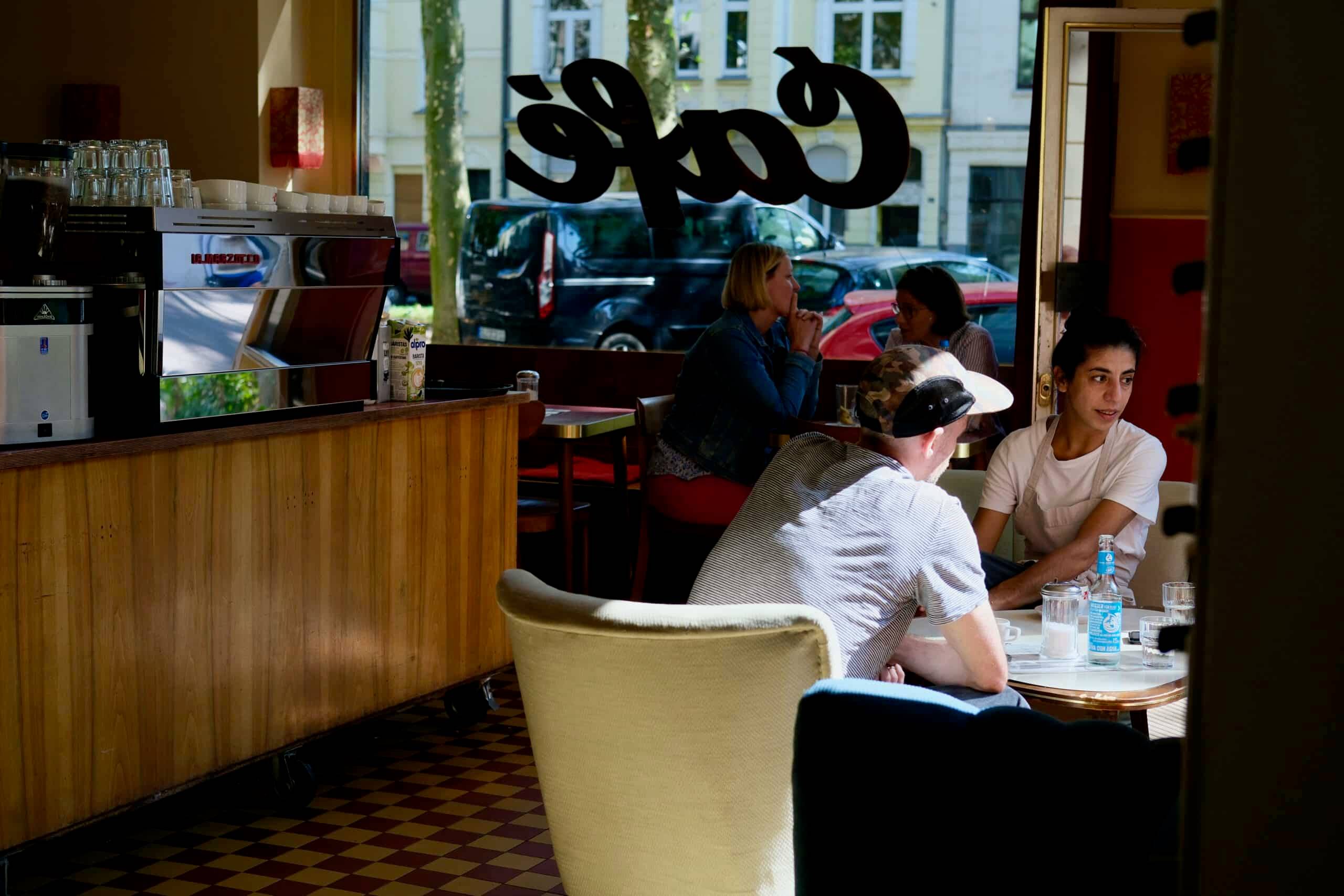 Café Franck, Gäste sitzen im Café