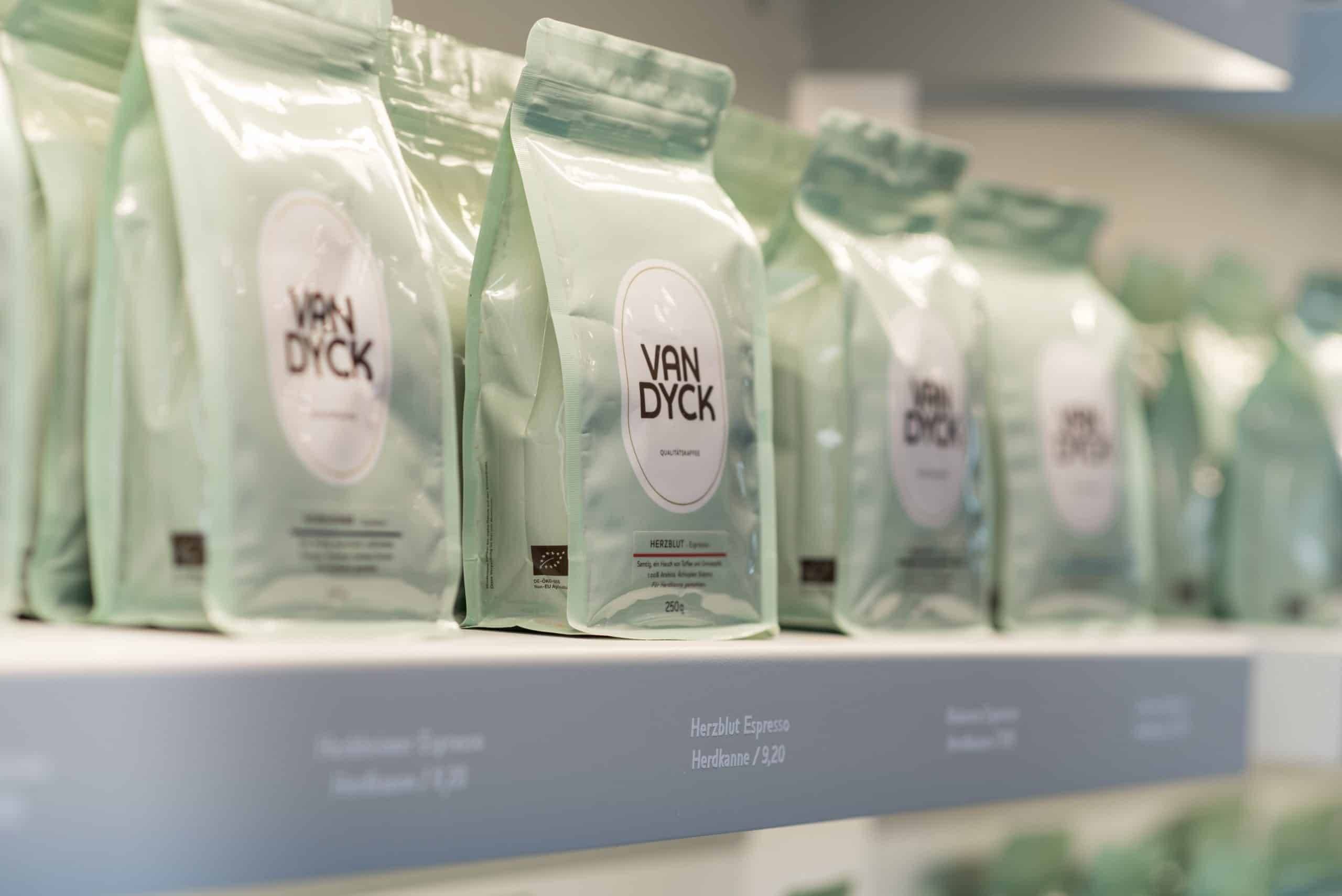Ansicht von Kaffeebeuteln im Regal