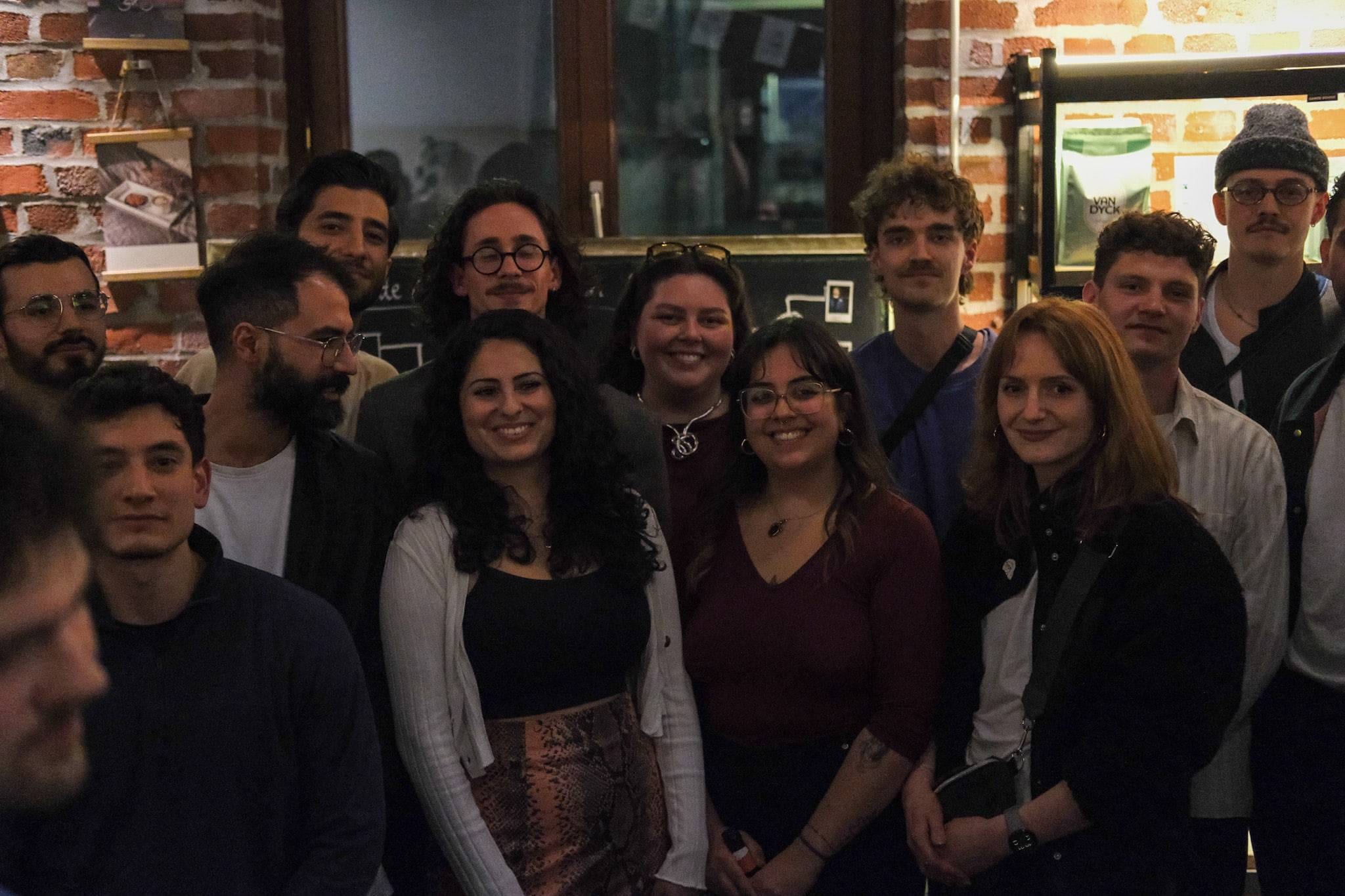 Die Teilnehmenden gruppieren sich für das Foto