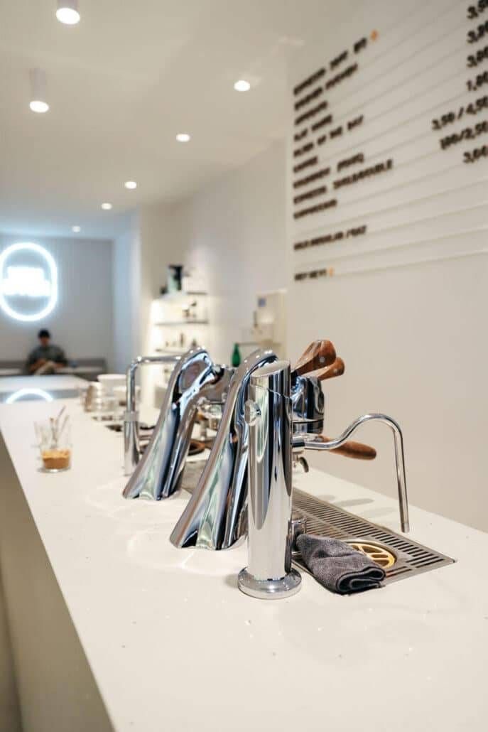 Weiße Kaffeebar mit zwei silberfarbenen Modbars