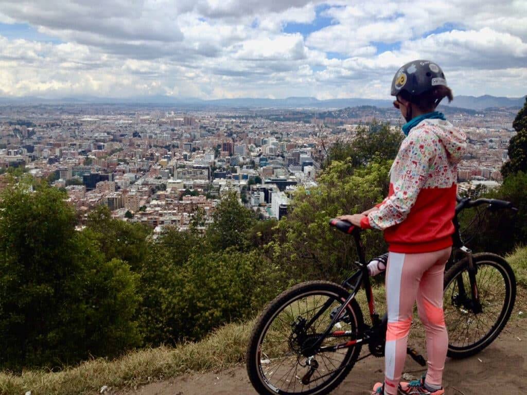 Eine Radfahrerin schaut auf Bogota