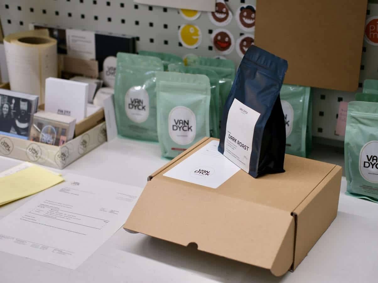 Arbeitsfläche in der Lagerhalle, auf der ein Paket steht