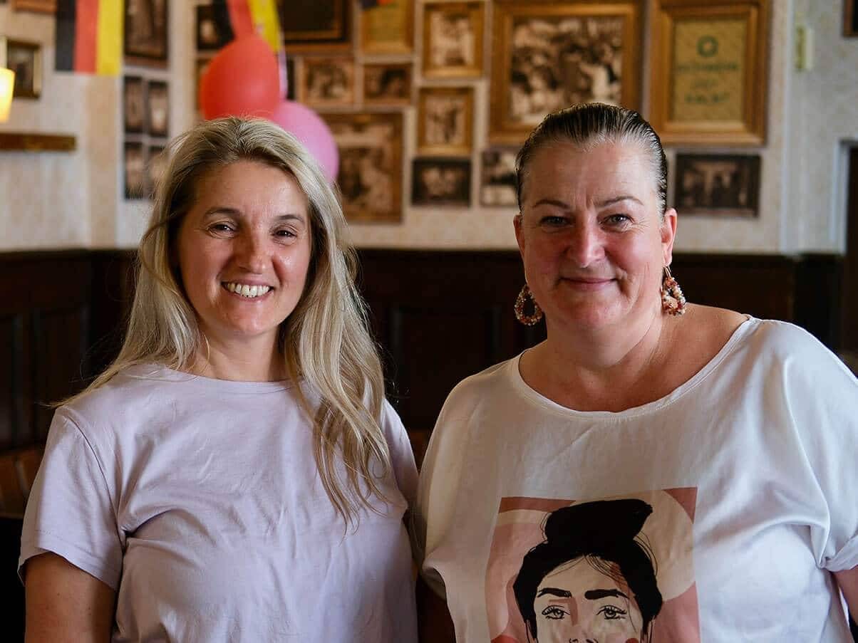 Die beiden Geschäftsführerinnen von Oma Kleinmann schauen lachend in die Kamera