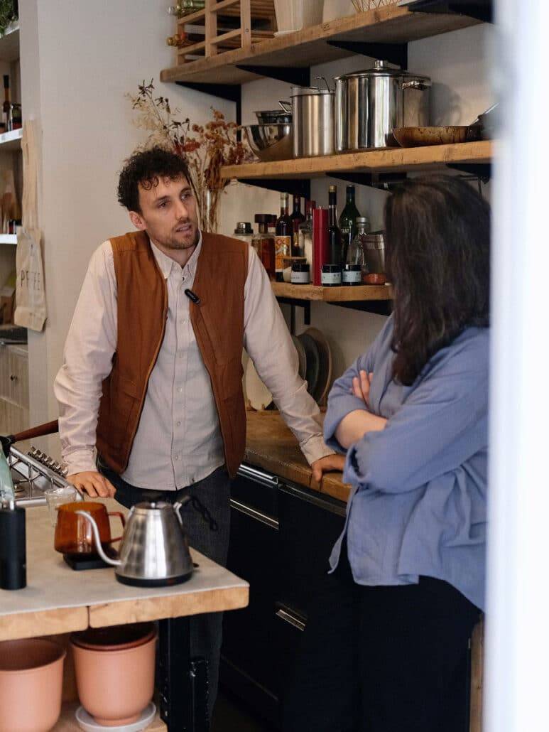 Albina und Martin von Hennes Finest unterhalten sich in der Küche