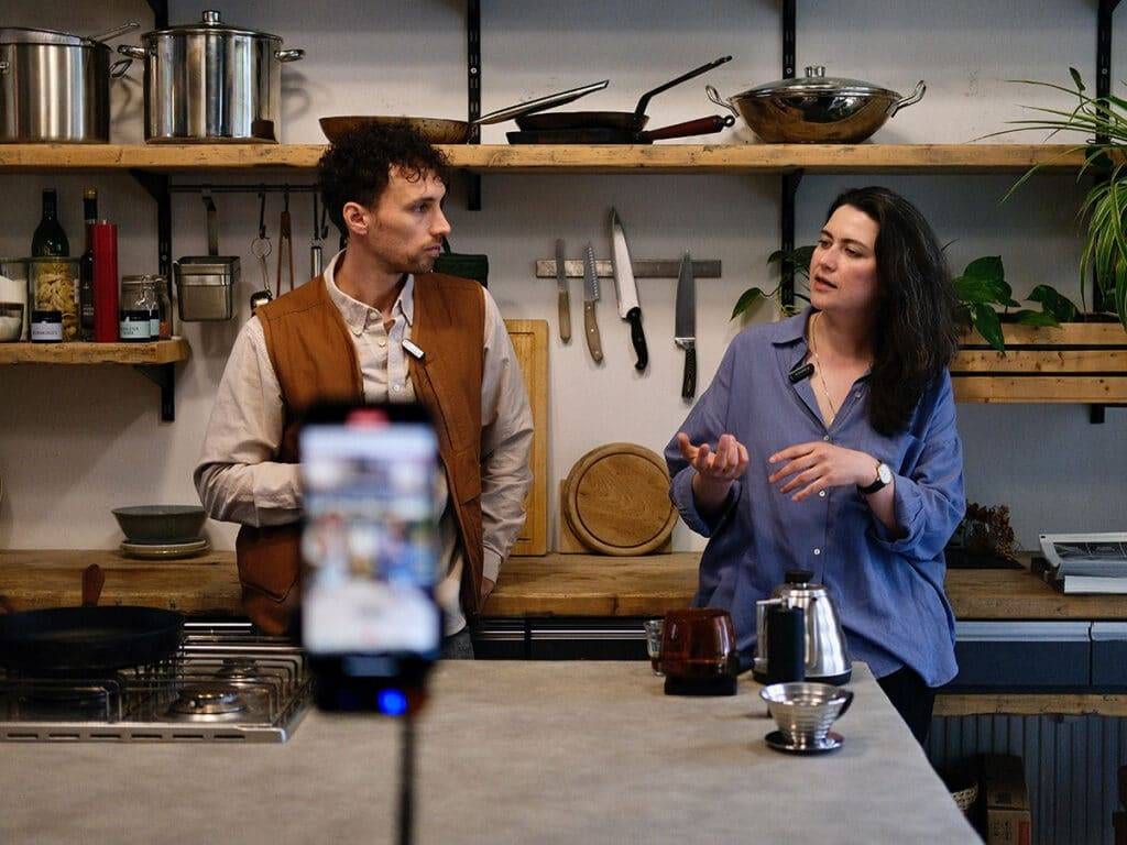 Albina und Martin von Hennes Finest unterhalten sich in der Küche