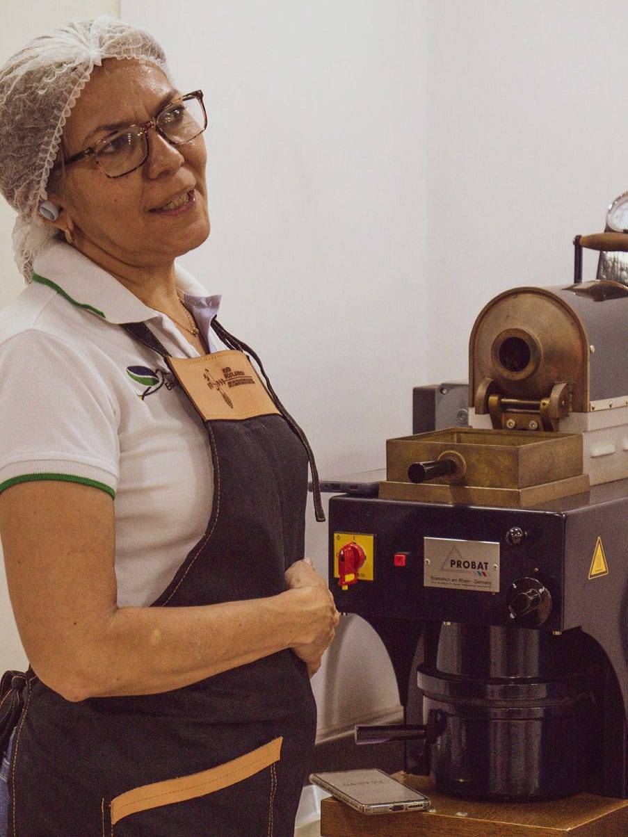Eine Frau steht am Probenröster