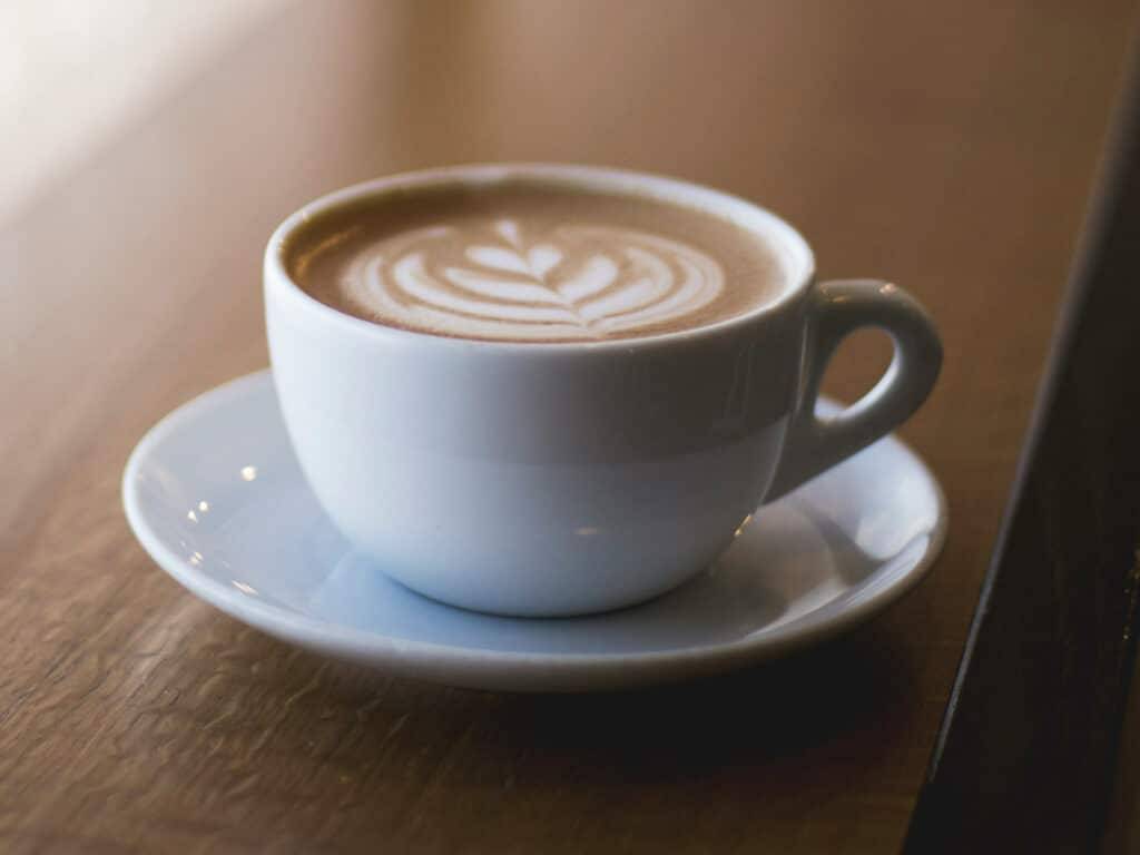 Tasse mit Cappuccino und Latte Art