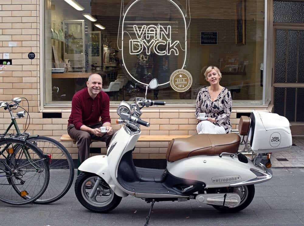 Martin Keß und Monika Linden vor der Van Dyck Espressobar Ehrenfeld