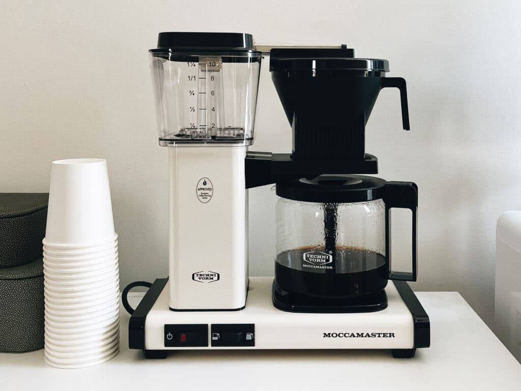 weiße Moccamaster Kaffeemaschine