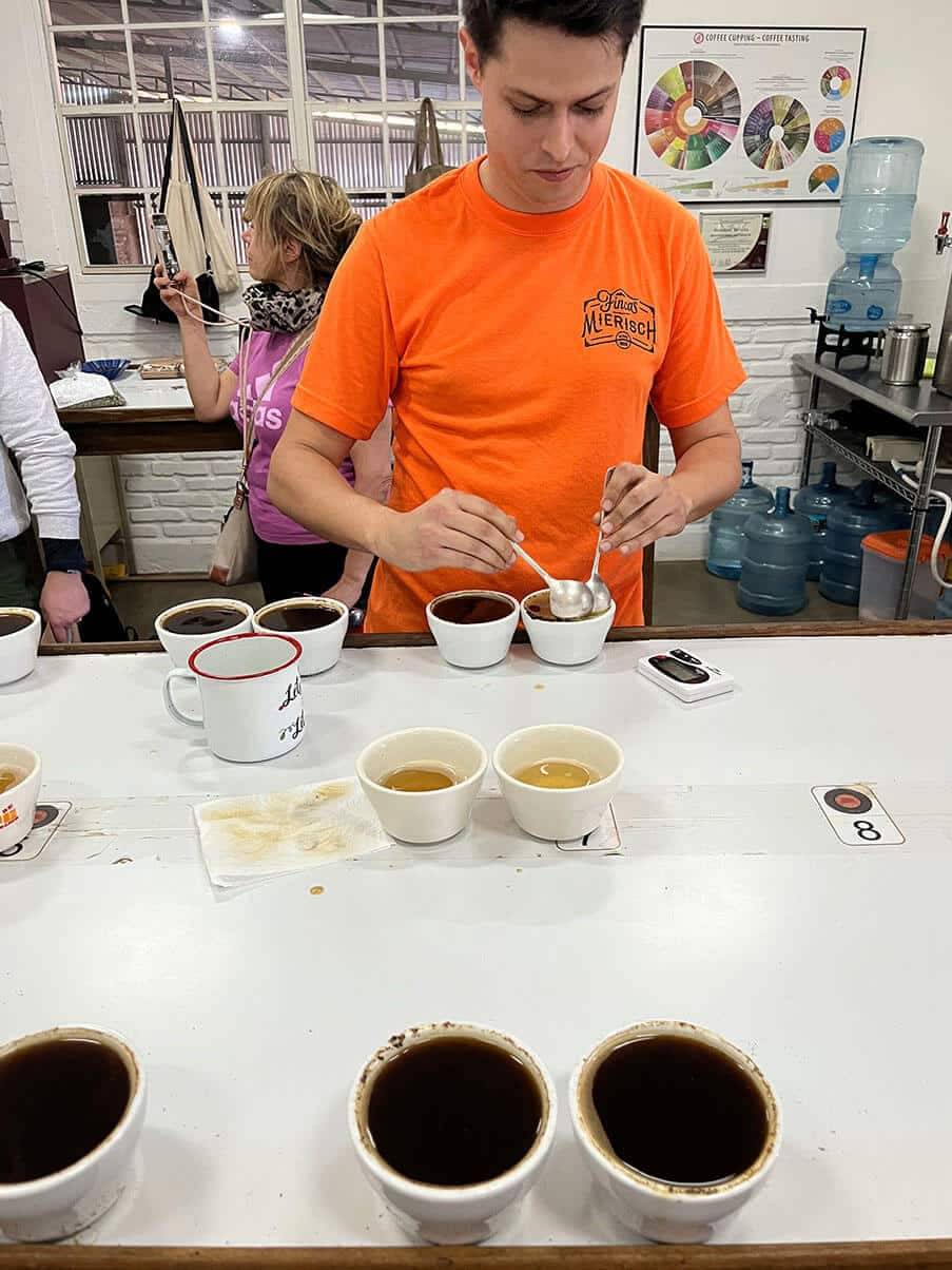 Ein Mensch führt Cupping durch