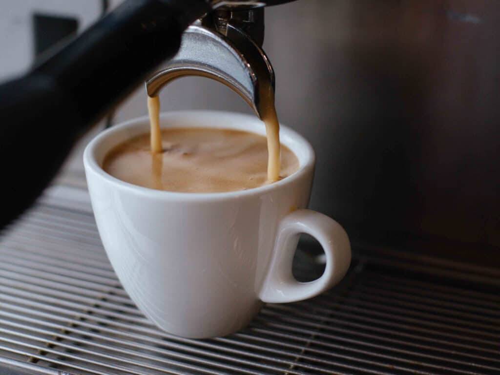 Siebträgermaschine mit gefüllter Espressotasse