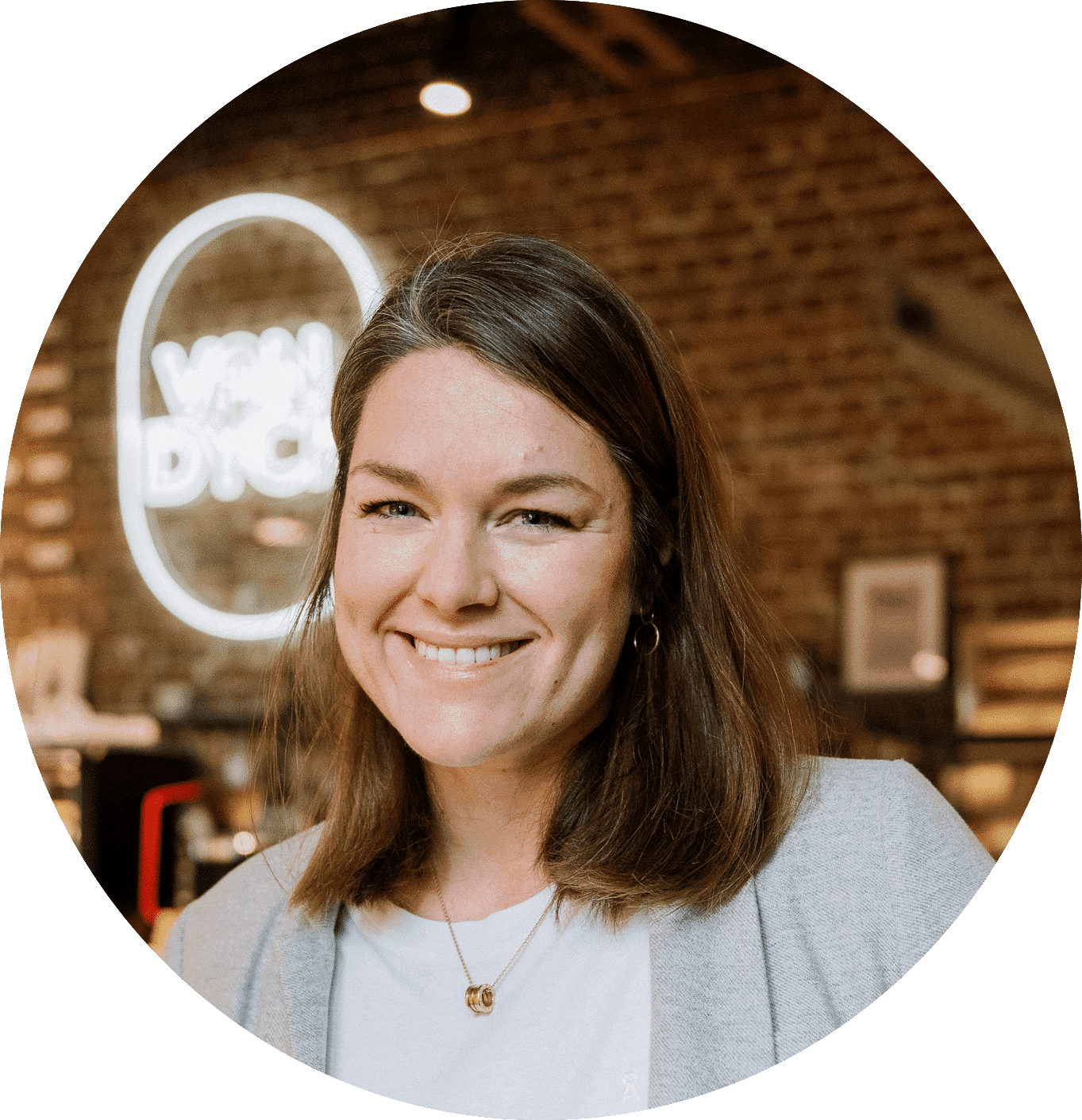 Die Mitarbeiterin Charlotte lächelt in die Kamera