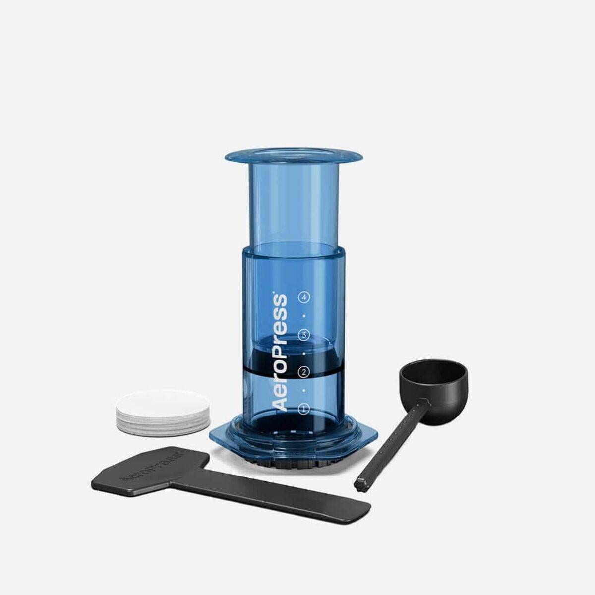 blau durchsichtige Frenchpress mit Filtern und Meßlöffel