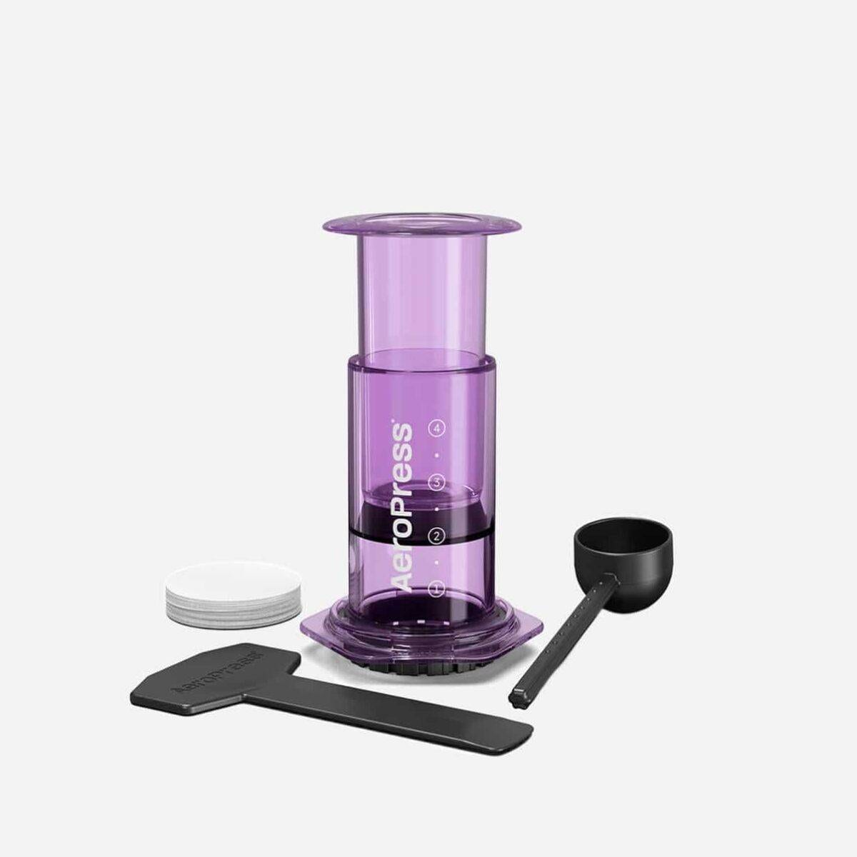 Lila durchsichtige Frenchpress mit Filtern und Meßlöffel