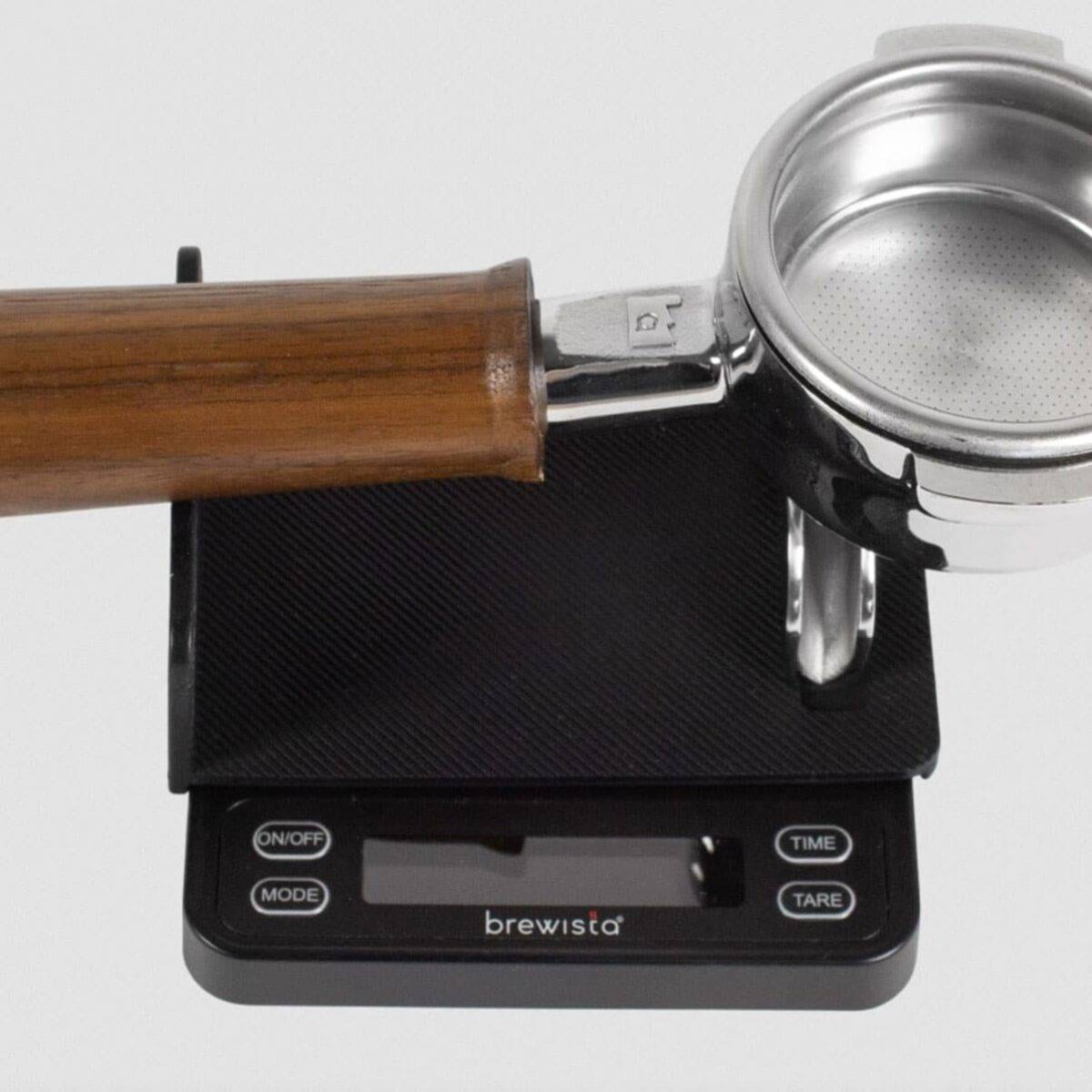 Ein Siebträger liegt auf einer Waage