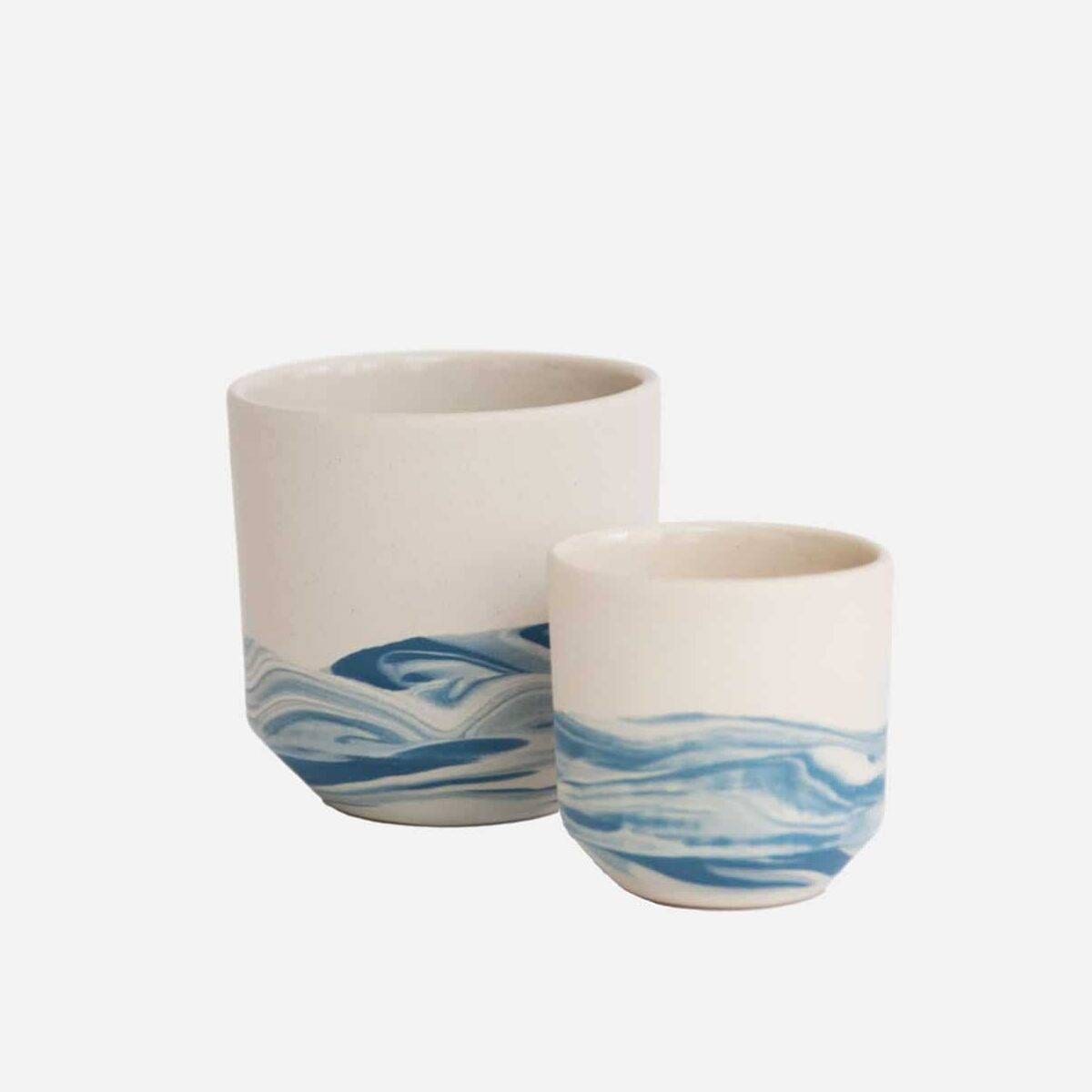 eine Capuccino- und eine Espressotasse, beide im unteren Drittel wellenförmig blau gefärbt