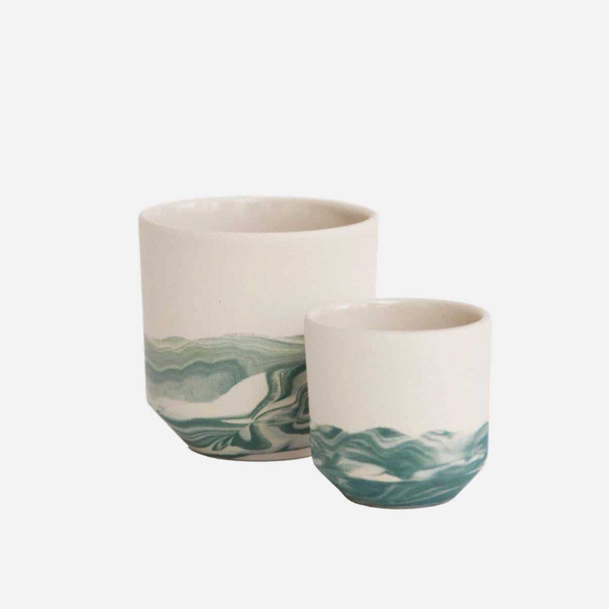 eine Capuccino- und eine Espressotasse, beide im unteren Drittel wellenförmig grün gefärbt