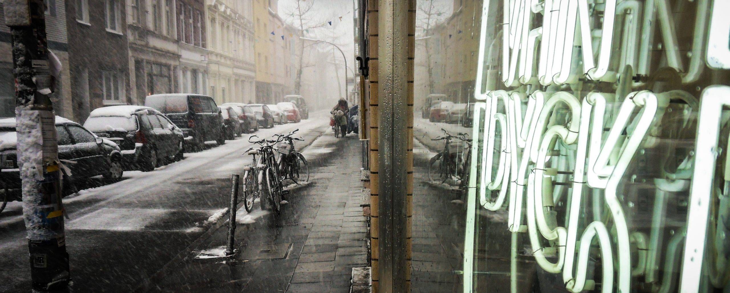 Schaufenster vom Van Dyck Café in der Körnerstraße m Winter