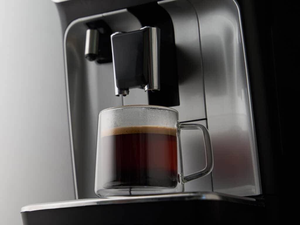 Vollautomat mit gefüllter Kaffeetasse